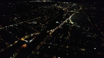 vista aérea nocturna de la ciudad británica iluminada. imágenes de drones de la ciudad de luton en inglaterra por la noche video