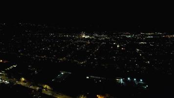 vue aérienne de nuit de la ville britannique illuminée. images de drone de la ville de luton en angleterre la nuit video