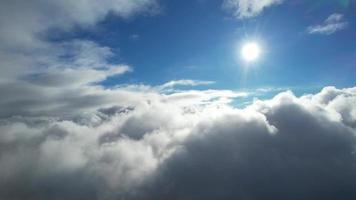 nubes de lluvia sobre la ciudad británica. video