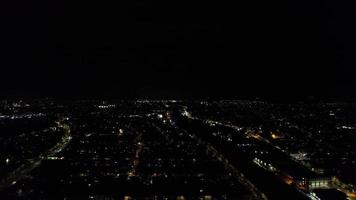 magnifique vue aérienne de la ville de luton en angleterre la nuit. prise de vue en grand angle avec la caméra du drone video