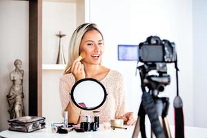 hermosa mujer natural belleza profesional vlogger o blogger transmisión en vivo tutorial de maquillaje cosmético video clip viral por cámara compartida en las redes sociales foto