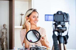 hermosa mujer natural belleza profesional vlogger o blogger transmisión en vivo tutorial de maquillaje cosmético video clip viral por cámara compartida en las redes sociales foto