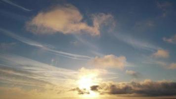 la vista aérea más hermosa de nubes dramáticas video