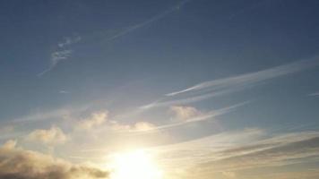 la vista aérea más hermosa de nubes dramáticas video