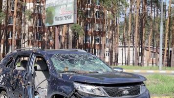 coche acribillado a balazos. guerra en ucrania. disparó coche de civiles al intentar evacuar de la zona de combate en la región de kyiv. rastros de balas en la parte trasera de un coche. ucrania, irpin - 12 de mayo de 2022. video