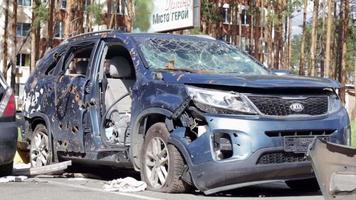 auto doorzeefd met kogels. oorlog in Oekraïne. schot auto van burgers terwijl proberen naar evacueer van de gevecht zone in de kyiv regio. sporen van kogels in de terug van een auto. Oekraïne, irpin - mei 12, 2022. video