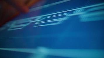 Rör skärm visa enhet med information handla om teknisk specifikationer ritningar och utvecklingen. en kvinnas hand vänder genom de information på de visa, skott närbild video