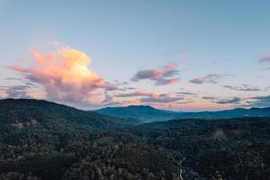 vista a la montaña y cielo al atardecer foto