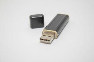 Antiguo dispositivo USB o disco flash USB aislado sobre fondo blanco. foto
