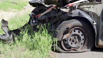 Auto nach einem Unfall am Straßenrand. Frontal- und Seitenaufprall. Lebensversicherung. ein Unfall ohne Heilungsmöglichkeit. Schäden nach einem Unfall. ukraine, irpin - 12. mai 2022. video