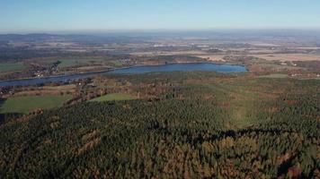 Luftaufnahme eines herbstlichen Waldes und Sees video