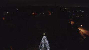 vista aérea de baixo para baixo de uma árvore de natal com estrela video