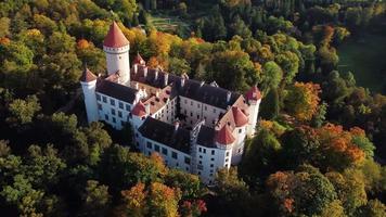 órbita aérea vista cercana del castillo konopiste en otoño video