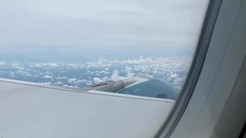 vliegtuig vlucht. vleugel van een vliegtuig vliegend bovenstaand de wolken. video