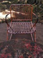 sillas y mesas de hierro oxidado en la terraza en un ambiente sombreado. esta foto se puede utilizar para todo lo relacionado con la naturaleza, el exterior, la terraza, la casa y la residencia, las plantas, el jardín, el patio trasero