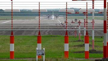 turboprop vliegtuig landen in dusseldorf. Europese haas lepus europaeus in de buurt landingsbaan. video