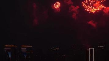 schönes festliches feuerwerk leuchtende wolkenkratzer der stadt. schönes Feuerwerk im neuen Jahr. helles schönes feuerwerk in der stadt am nachthimmel video