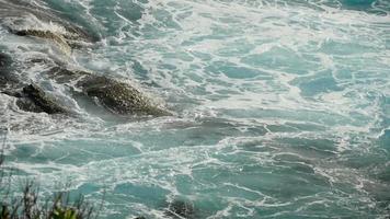 turquoise golven rolden op de rotsen, strand van koh miang eiland, similan eilanden, slow motion video