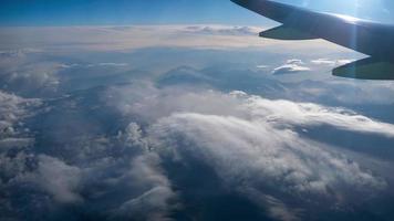 belle vue à travers la fenêtre de l'avion, avion volant au-dessus des montagnes. territoire chinois. video