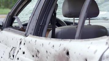 Auto von Kugeln durchsiebt. Krieg Russlands gegen die Ukraine. Schuss Auto von Zivilisten beim Versuch, aus der Kampfzone in der Region Kiew zu evakuieren. Spuren von Kugeln auf der Rückseite eines Autos. video