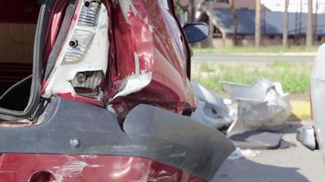 coche rojo después de un terrible accidente al costado de la carretera. impacto frontal y lateral. seguro de vida. un accidente sin posibilidad de recuperación. vista trasera. daño después de un accidente.