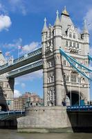 Londres, Reino Unido. puente de la torre sobre el río támesis foto