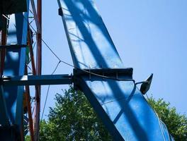 antigua noria de la era soviética en un parque en dnepropetrovsk, ucrania. elementos estructurales. foto