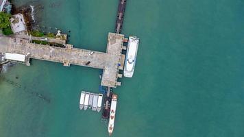 vista aérea desde drones de yates y cruceros estacionados en el puerto deportivo. transporte y antecedentes de viaje, hermoso mar en verano. foto