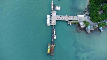 vista aérea desde drones de barcos comerciales y cruceros estacionados en el puerto deportivo. transporte y antecedentes de viaje, hermoso mar en verano. foto