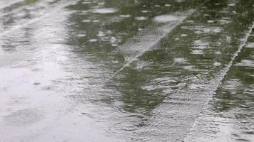 las gotas de lluvia golpean el techo, lluvia intensa, aguacero. la cubierta plana del edificio está cubierta con un material impermeable que protege de la lluvia. ruberoid, material para techos laminados e impermeabilizantes. video