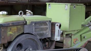 tracteur ambulant diesel lourd typique avec remorque. matériel de transport agricole de la campagne. matériel agricole portatif, minitracteur ambulant. le système de démarrage est mécanique et manuel. video