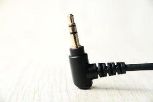 Cable de audio jack de 3,5 mm sobre fondo blanco. foto