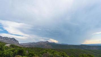 wolken over- de bergen in Sardinië video