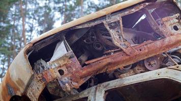 invasion russe de l'ukraine en 2022, voitures détruites et incendiées. les voitures ont été battues avec des éclats d'obus et brûlées. cimetière automobile Irpinsky. conséquences de la guerre dans une ville paisible près de Kyiv. video