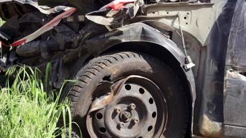 Auto nach einem Unfall am Straßenrand. Frontal- und Seitenaufprall. Lebensversicherung. ein Unfall ohne Heilungsmöglichkeit. Schäden nach einem Unfall. ukraine, irpin - 12. mai 2022. video