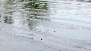 les gouttes de pluie frappent sur le toit, fortes pluies, averses. le toit plat du bâtiment est recouvert d'un matériau imperméable qui protège de la pluie. ruberoïde, toiture enroulée et matériau d'étanchéité. video