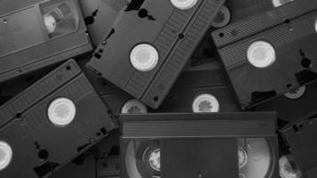 pila desordenada de cintas vhs. casetes de cinta de sistema doméstico de vídeo.