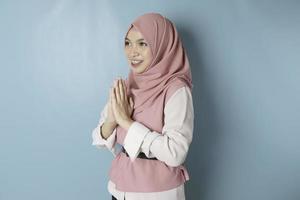 retrato joven hermosa mujer musulmana con un hijab rosa. saludo eid mubarak foto