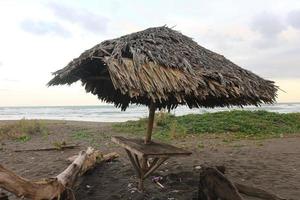 daños a edificios en la costa debido al tsunami foto
