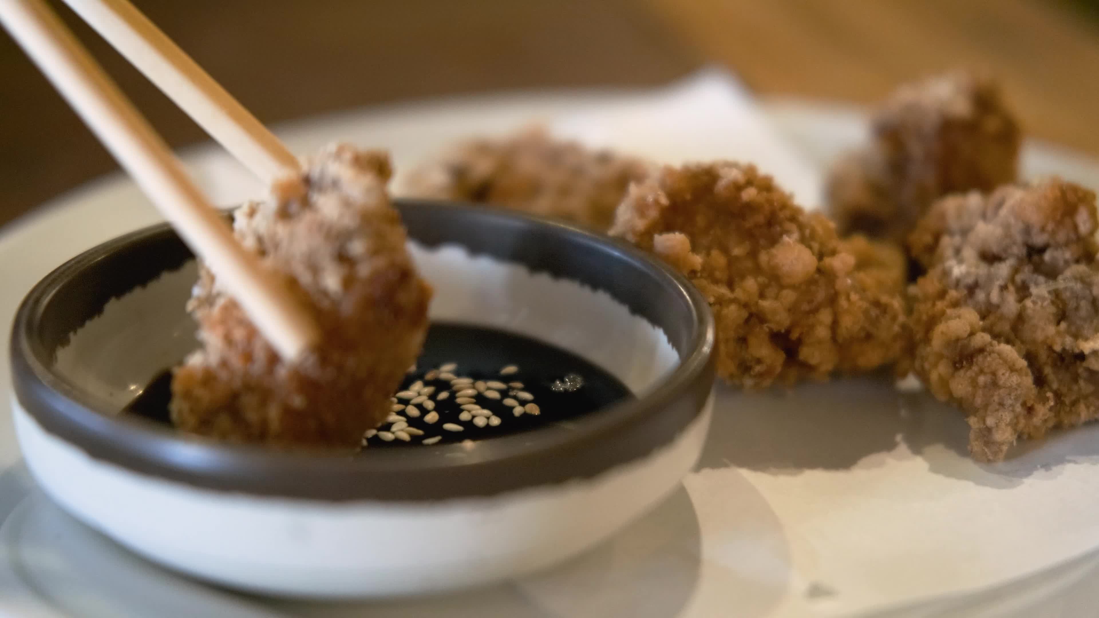 Japanese food, karaage fried chicken Serve with teriyaki sauce and