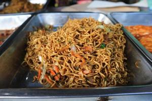 comida tradicional en un restaurante también conocido como warteg o warung tegal. menú culinario tradicional de indonesia. comida indonesia en un puesto de comida. sabrosa cocina de indonesia foto