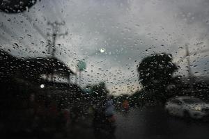 imagen borrosa de gotas de lluvia en el parabrisas. foto