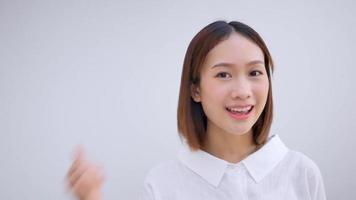 Aziatisch meisjes gewillig naar maken telefoon gebaren doen alsof naar communiceren Aan mobiel telefoon video