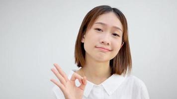 menina asiática fazendo gesto bem concordando com uma boa ideia video