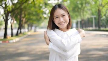 una hermosa sonrisa de mujeres asiáticas crea amor, mostrando sentimientos tiernos, piel sana. video