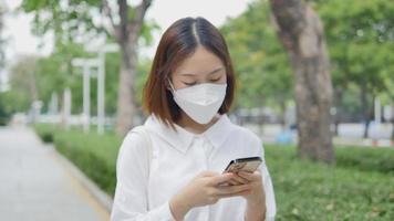 donne indossare maschere per impedire infettando altri. video