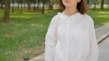 chica caminando por la carretera al atardecer lleva una camisa blanca video