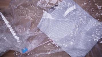 resíduos plásticos domésticos empilhando - animação em stop motion - pilha de lixo plástico doméstico, como recipientes de sacos de garrafas e materiais de embalagem video