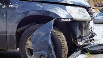muchos autos rotos después de un accidente en el estacionamiento de una estación de reparación en un taller de daños al cuerpo del auto al aire libre. venta de seguros de coches en subasta. ucrania, irpin - 12 de mayo de 2022. video