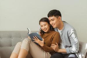 pareja romántica sonriente cabalgando desde el mismo libro foto